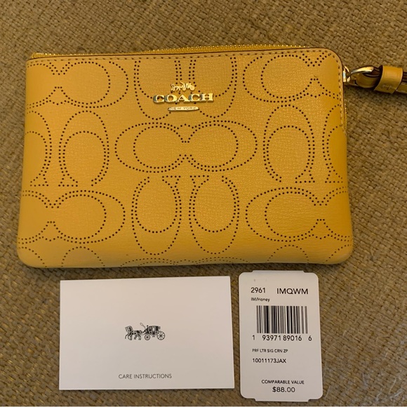 Coach Small Wristlet NWT . Yellow/gold leather - Picture 3 of 3